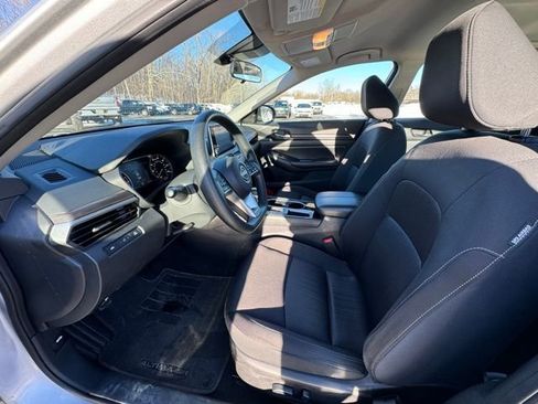 Used 2024 Nissan Altima 2.5 SV image 9