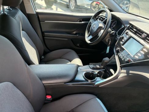 Used 2018 Toyota Camry LE FWD image 14
