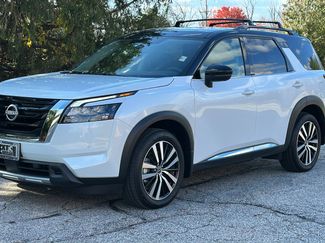 Used 2025 Nissan Pathfinder Platinum video 2
