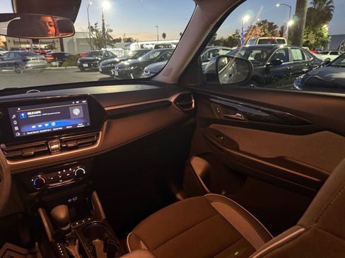 Used 2025 Chevrolet TrailBlazer LT image 35