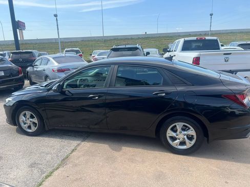 Used 2023 Hyundai Elantra SE FWD image 2