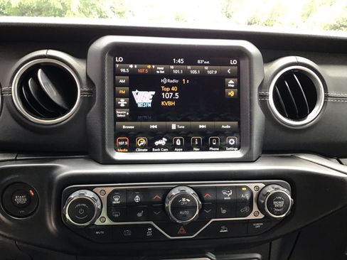 Used 2022 Jeep Wrangler Unlimited Sahara w/ Cold Weather Group AWD/4WD image 17
