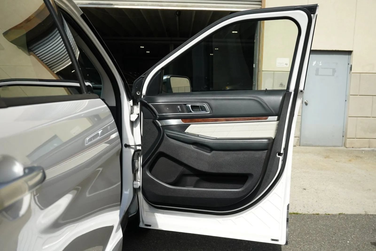 Used 2017 Ford Explorer Platinum AWD/4WD image 44
