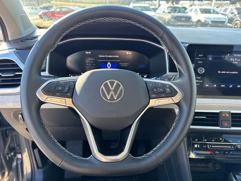 Used 2025 Volkswagen Taos SE image 16