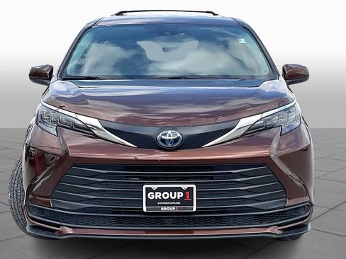 Used 2024 Toyota Sienna LE image 4