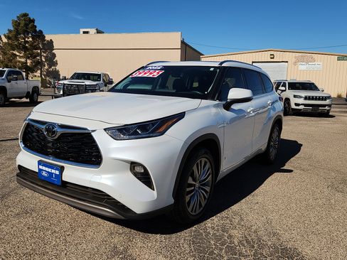 Used 2022 Toyota Highlander Platinum image 3