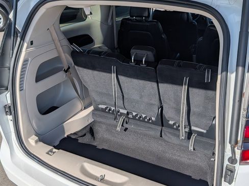 Used 2023 Chrysler Pacifica Touring-L image 10