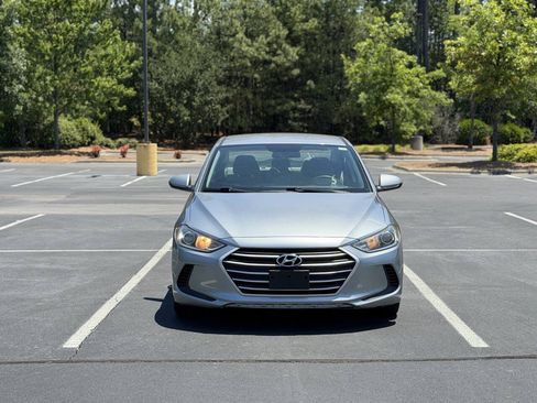 Used 2017 Hyundai Elantra SE FWD image 2