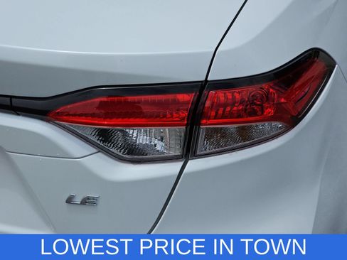 Used 2025 Toyota Corolla LE FWD image 33