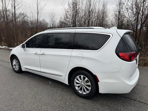 Used 2018 Chrysler Pacifica Touring-L image 7