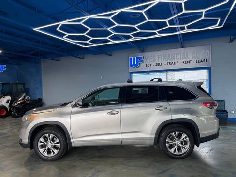 Used 2014 Toyota Highlander LE AWD/4WD image 9