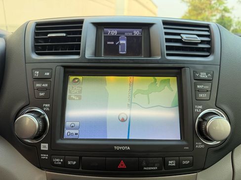 Used 2011 Toyota Highlander SE w/ Tow Pkg AWD/4WD image 14
