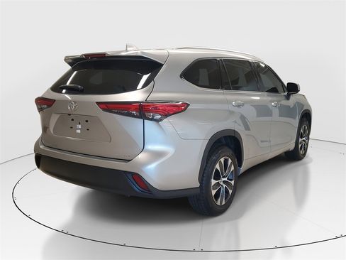 Used 2021 Toyota Highlander XLE image 7