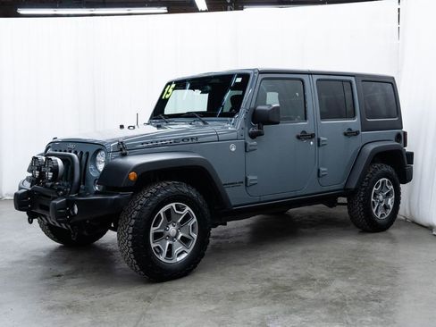 Used 2015 Jeep Wrangler Unlimited Rubicon w/ Connectivity Group AWD/4WD image 3