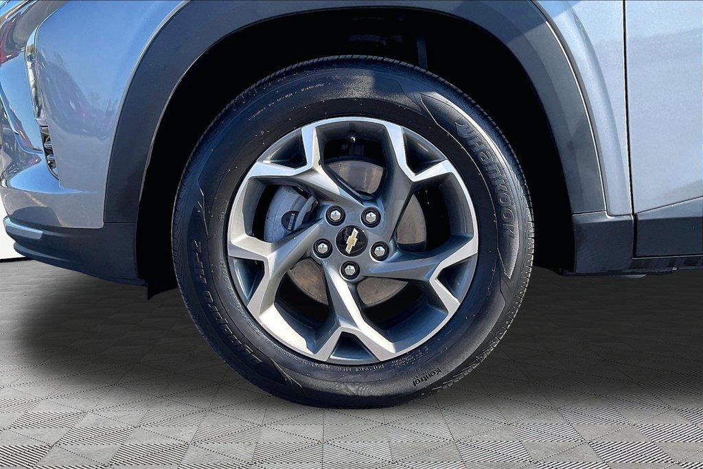 Used 2025 Chevrolet Trax LT w/ Driver Confidence Package FWD image 35