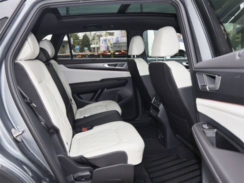 Used 2025 Volkswagen Atlas Cross Sport SEL Premium R-Line image 31