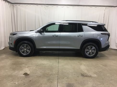 Used 2025 Chevrolet Traverse LT image 7