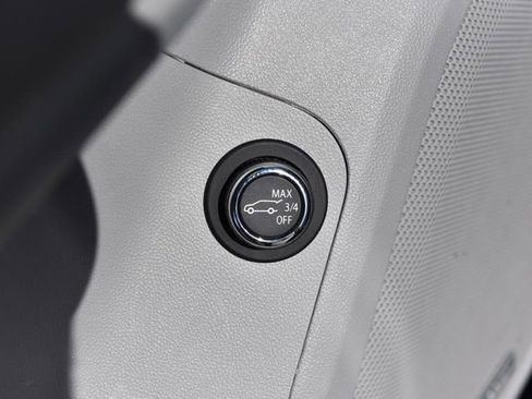 Used 2023 GMC Acadia SLT image 9