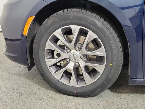 Used 2022 Chrysler Pacifica Pinnacle FWD image 9