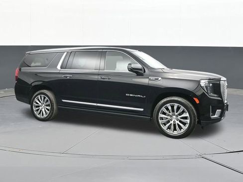 Used 2021 GMC Yukon XL Denali w/ Denali Premium Package image 18