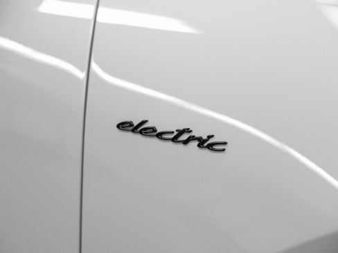 New 2025 Porsche Macan 4S Electric image 14