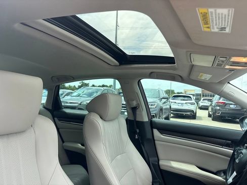 Used 2020 Honda Accord Touring image 31