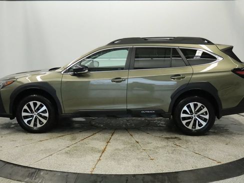 Used 2025 Subaru Outback Premium AWD/4WD image 2