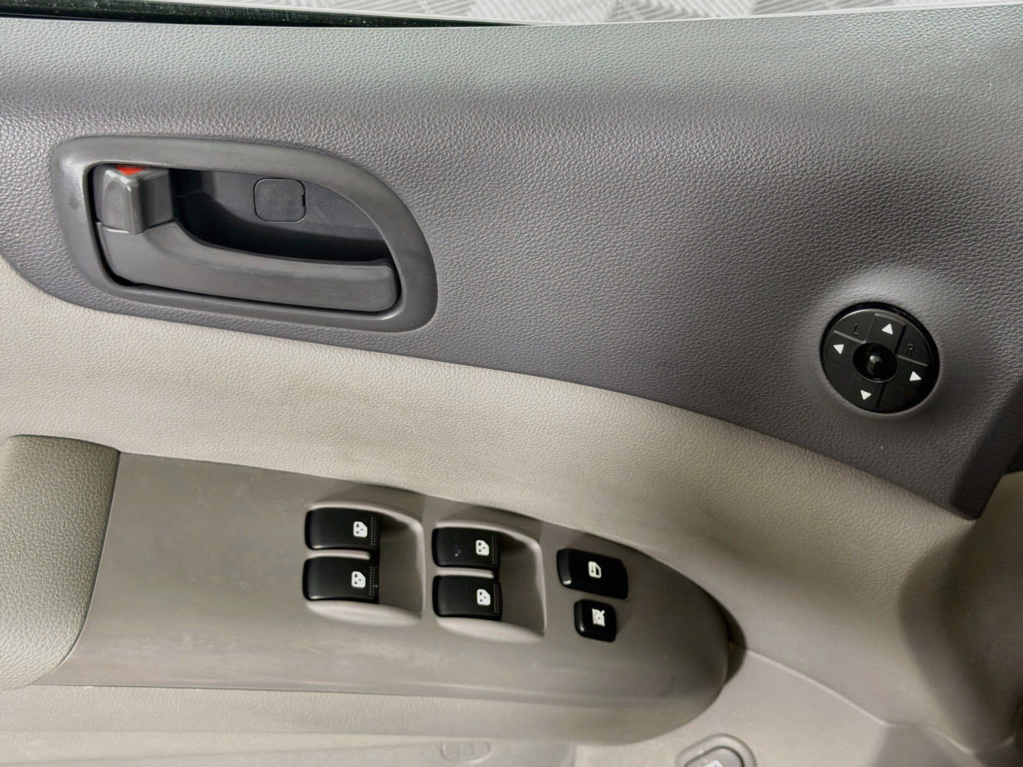 Used 2012 Kia Sedona LX w/ PWR Pkg FWD image 15