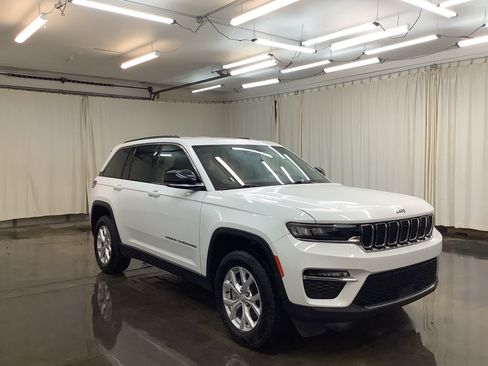 Used 2023 Jeep Grand Cherokee Limited AWD/4WD image 3