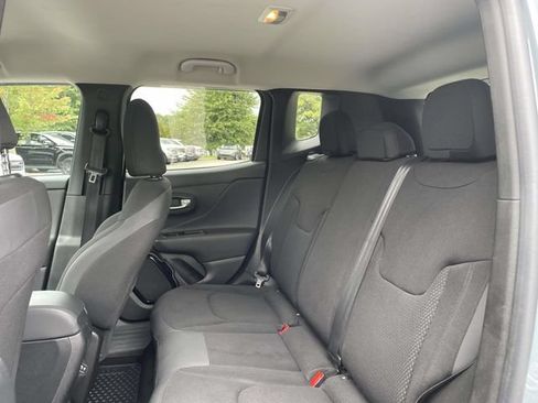 Used 2018 Jeep Renegade Altitude w/ UConnect 8.4 Nav Group AWD/4WD image 16
