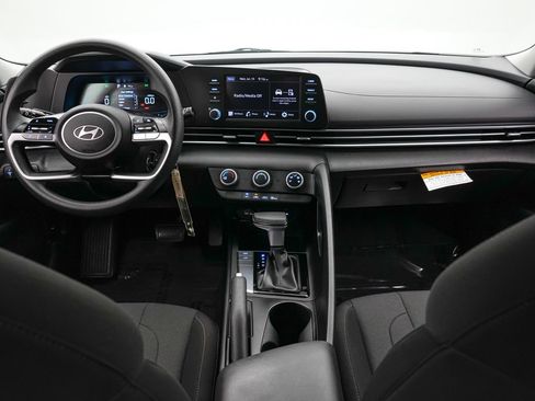 Used 2025 Hyundai Elantra SE FWD image 14