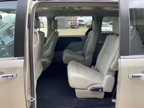 Used 2016 Chrysler Town & Country Touring w/ Driver Convenience Group FWD image 21