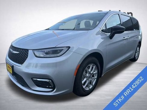 Used 2024 Chrysler Pacifica Touring-L image 3