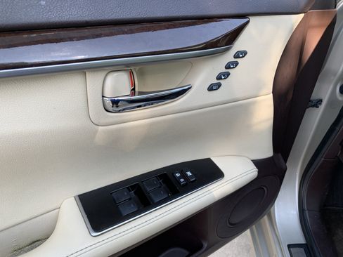 Used 2018 Lexus ES 350 w/ Luxury Package w/Wood Trim FWD image 15