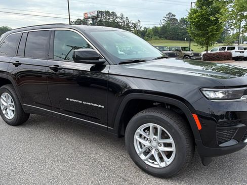 Used 2025 Jeep Grand Cherokee Laredo X w/ Luxury Tech Group I AWD/4WD image 5