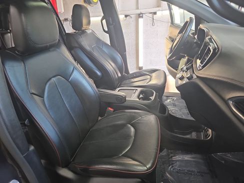 Used 2020 Chrysler Pacifica Limited FWD image 10