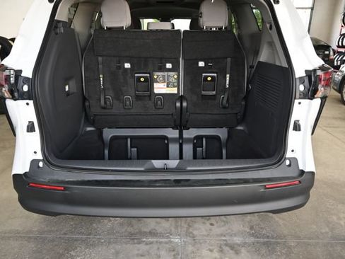 Used 2023 Toyota Sienna LE AWD/4WD image 30