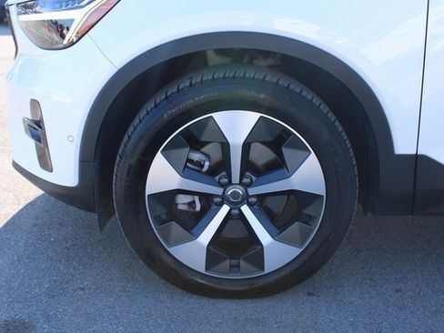 Used 2025 Volvo XC40 B5 Plus image 37