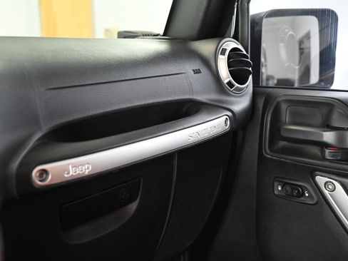 Used 2018 Jeep Wrangler Unlimited Rubicon w/ Cold Weather Group image 34