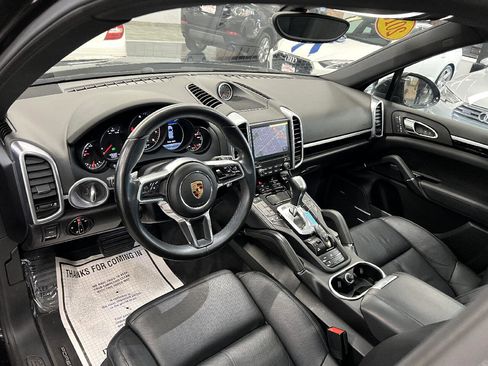 Used 2018 Porsche Cayenne Platinum Edition image 25