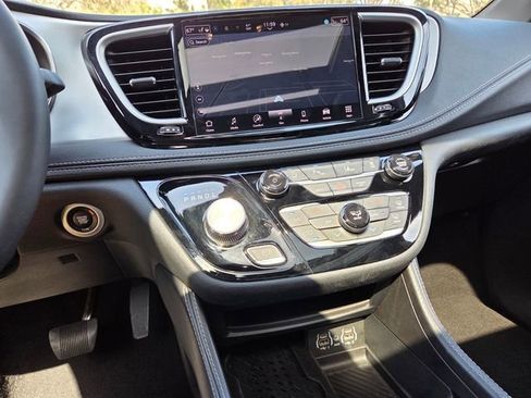 Used 2025 Chrysler Pacifica Limited FWD image 30