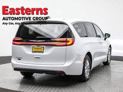 Used 2024 Chrysler Pacifica Touring-L image 5