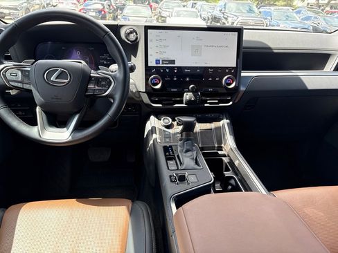 Used 2025 Lexus GX 550 w/ Accessory Package (2T) AWD/4WD image 18