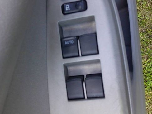 Used 2013 Toyota Corolla LE image 14