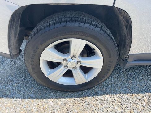 Used 2017 Jeep Compass Latitude AWD/4WD image 30
