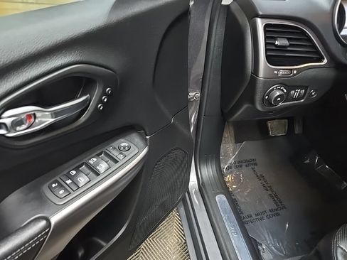 Used 2020 Jeep Cherokee Limited AWD/4WD image 30