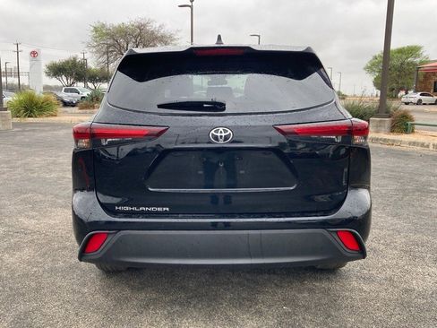 Used 2025 Toyota Highlander LE image 6