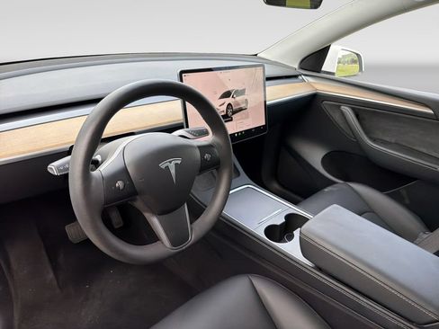 Used 2024 Tesla Model Y Long Range AWD/4WD image 11