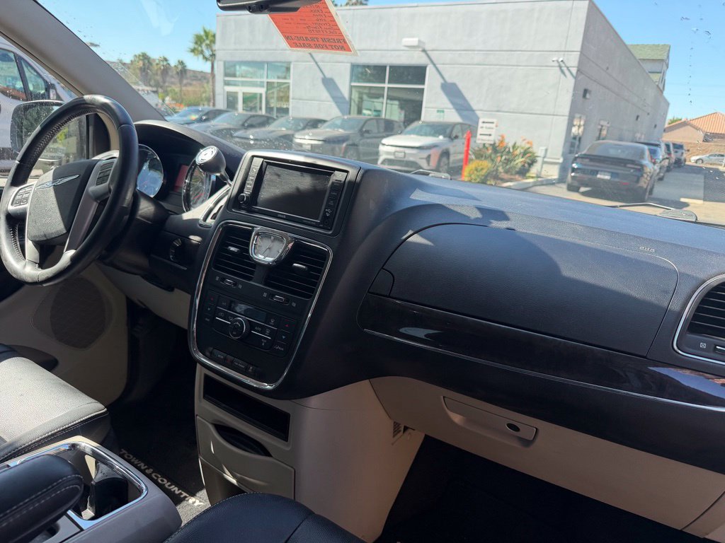 Used 2016 Chrysler Town & Country Touring FWD image 17