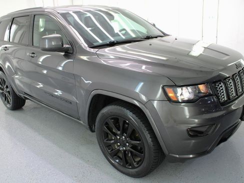 Used 2019 Jeep Grand Cherokee Altitude AWD/4WD image 11